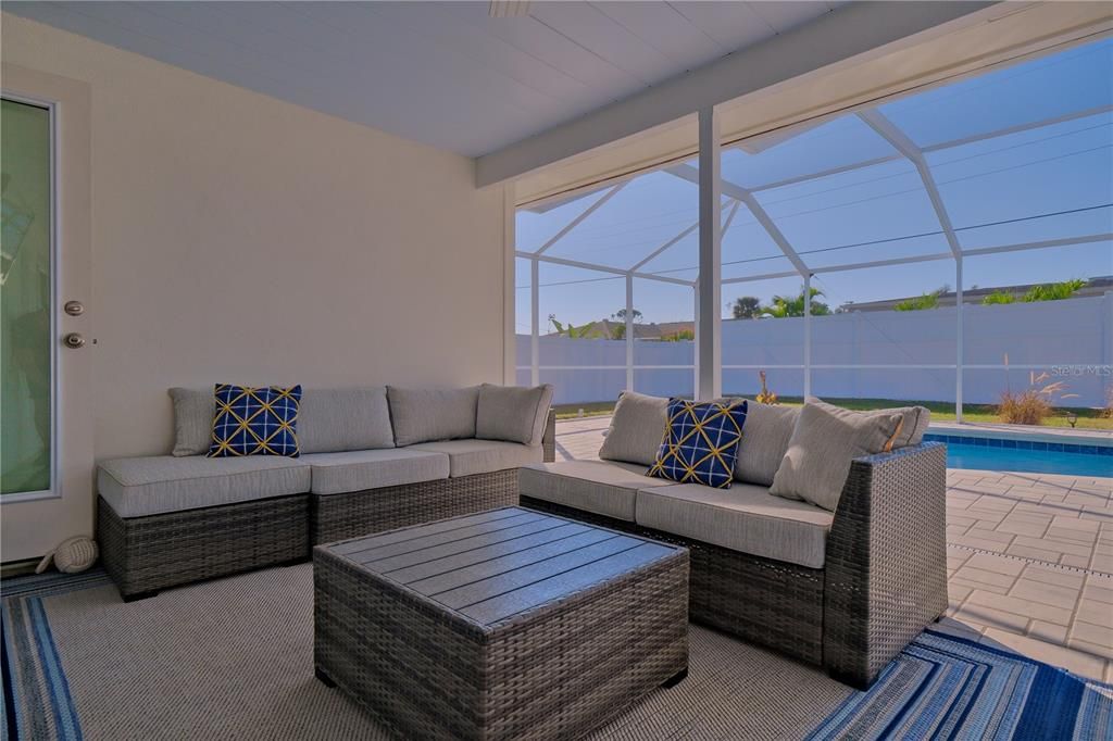 Под контрактом: $425,000 (2 спален, 2 ванн, 992 Квадратных фут)