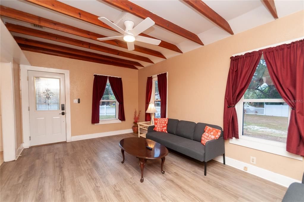 出租: $2,550 (2 贝兹, 2 浴室, 980 平方英尺)