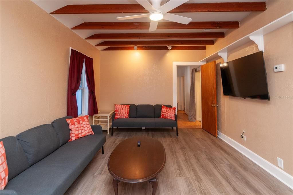 出租: $2,550 (2 贝兹, 2 浴室, 980 平方英尺)