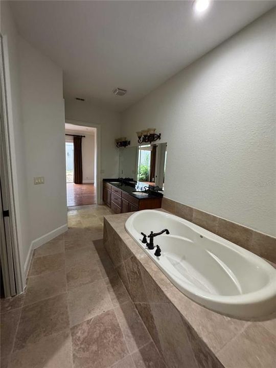 En Venta: $799,000 (4 camas, 2 baños, 2943 Pies cuadrados)