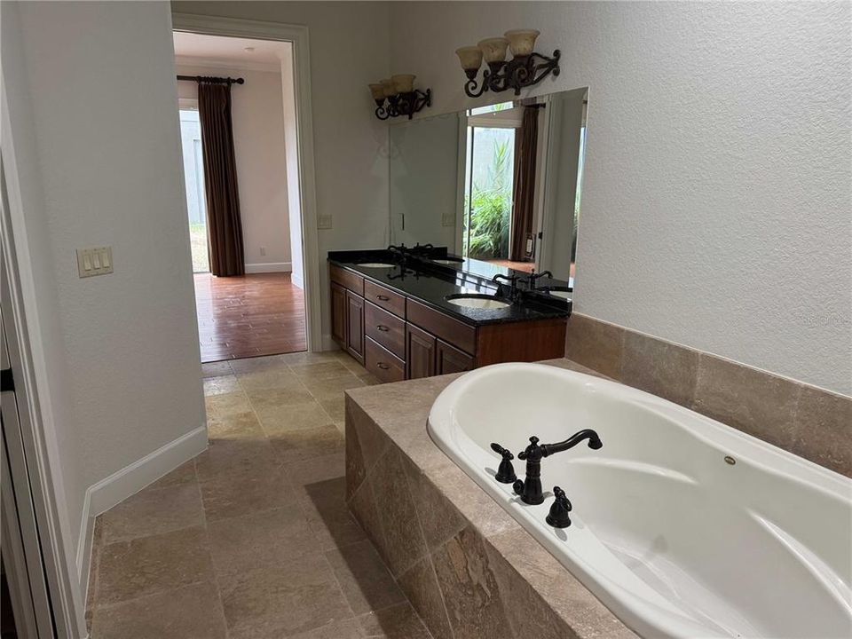 En Venta: $799,000 (4 camas, 2 baños, 2943 Pies cuadrados)