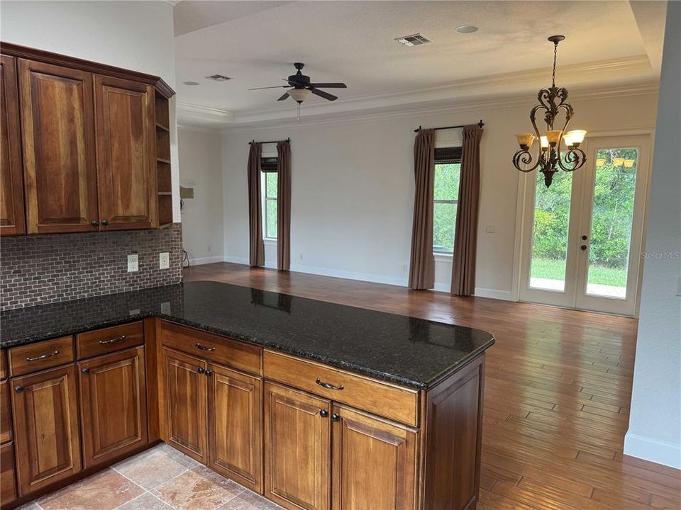 En Venta: $799,000 (4 camas, 2 baños, 2943 Pies cuadrados)