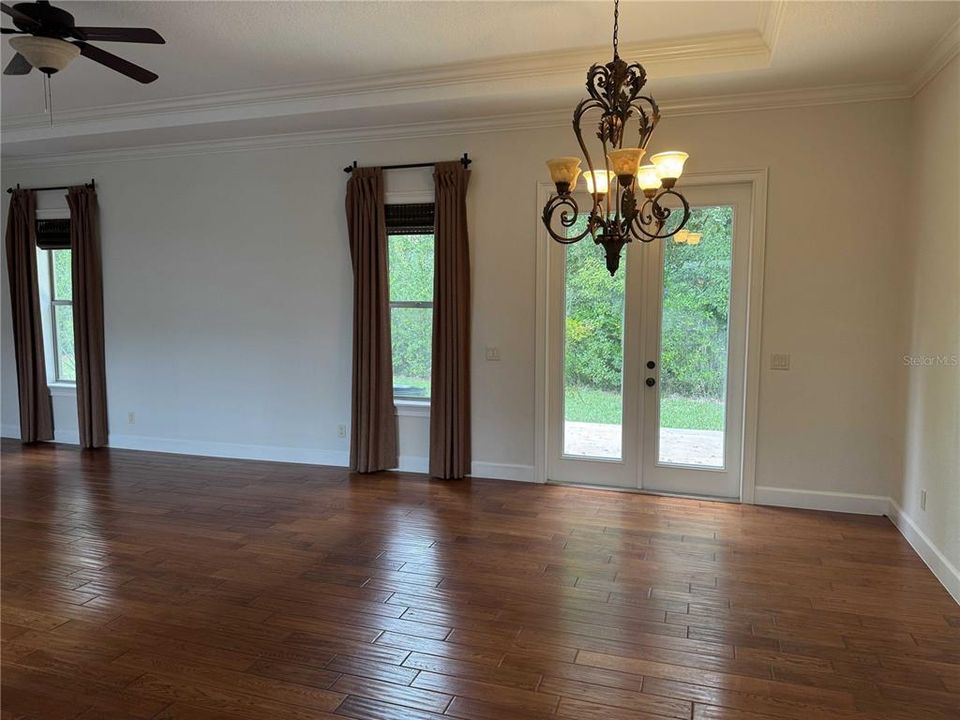 En Venta: $799,000 (4 camas, 2 baños, 2943 Pies cuadrados)