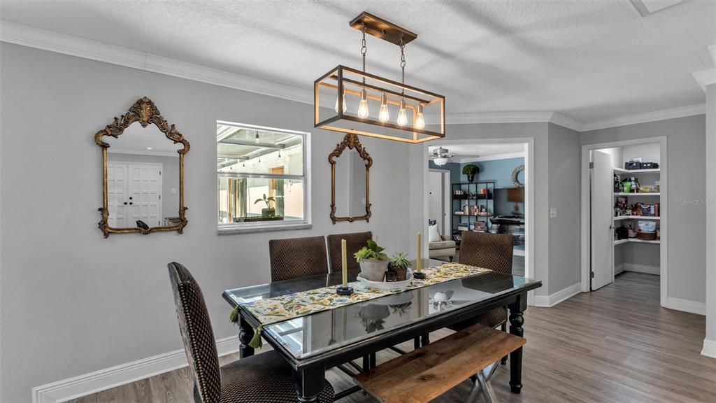 En Venta: $649,900 (4 camas, 2 baños, 2357 Pies cuadrados)