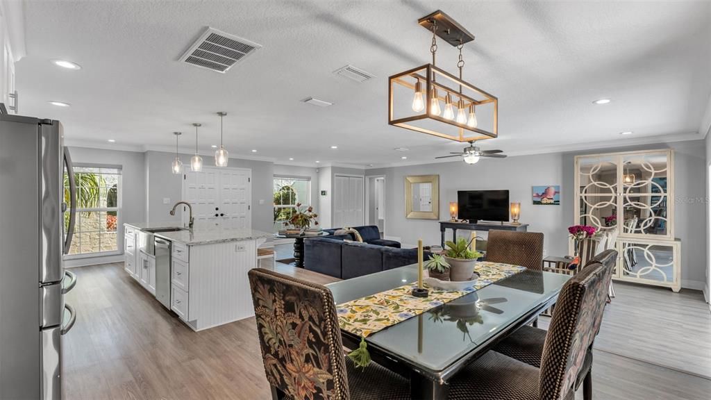 En Venta: $649,900 (4 camas, 2 baños, 2357 Pies cuadrados)