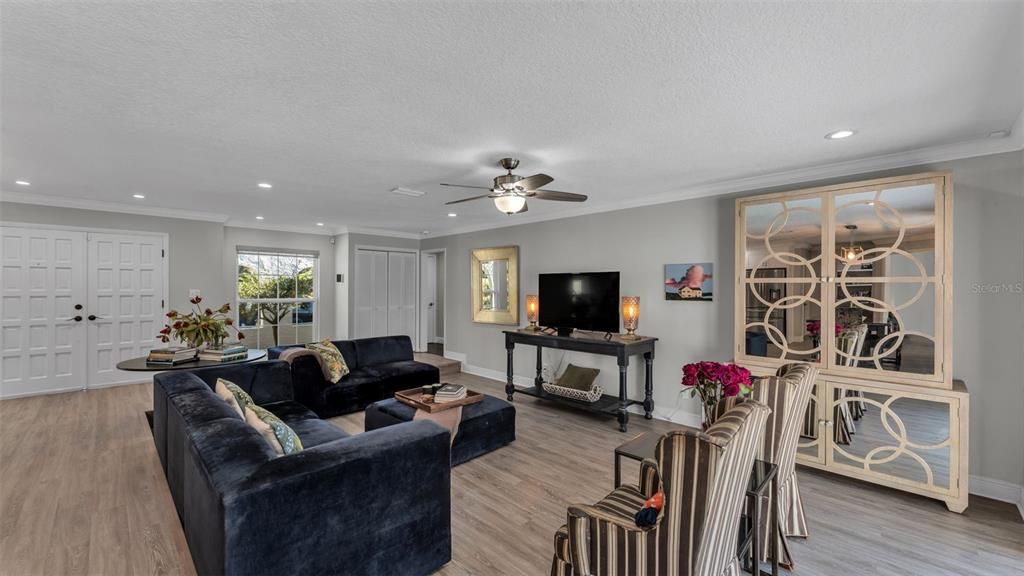 En Venta: $649,900 (4 camas, 2 baños, 2357 Pies cuadrados)