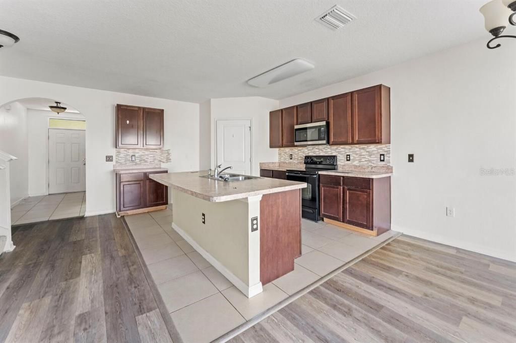 For Sale: $338,500 (5 beds, 3 baths, 2674 Square Feet)