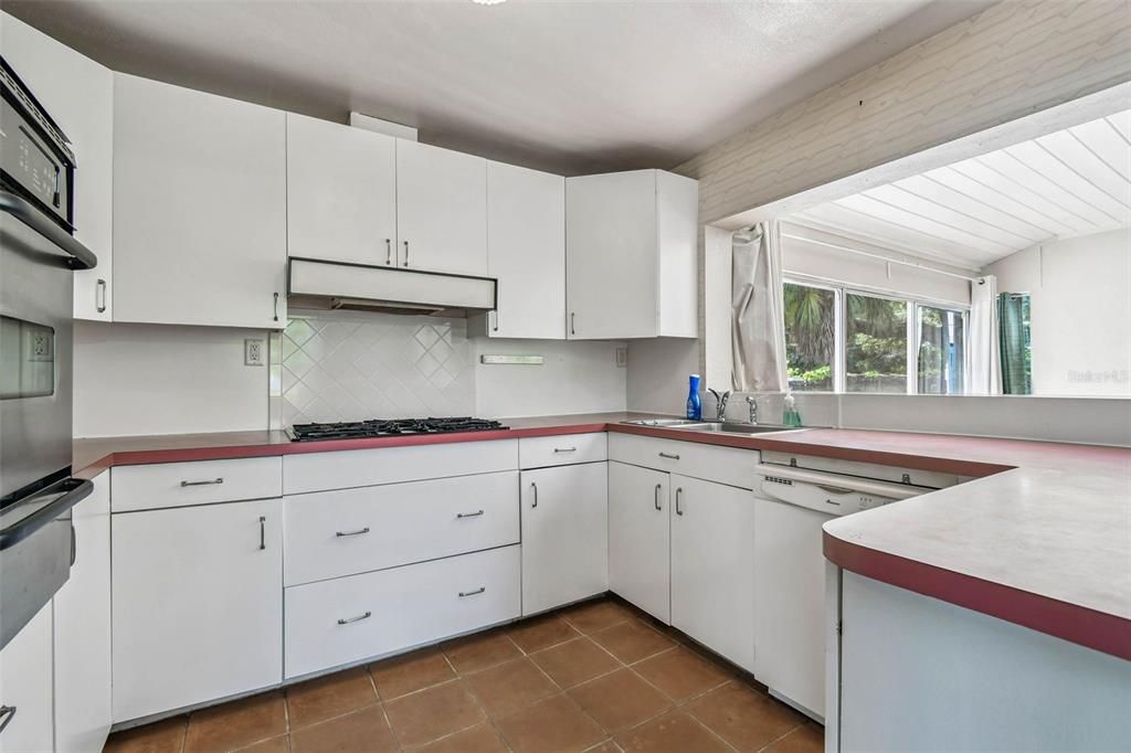 Active With Contract: $345,000 (2 beds, 1 baths, 1212 Square Feet)