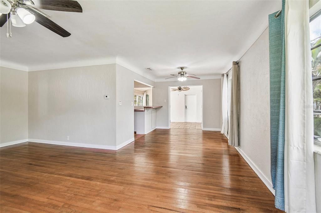 Active With Contract: $345,000 (2 beds, 1 baths, 1212 Square Feet)