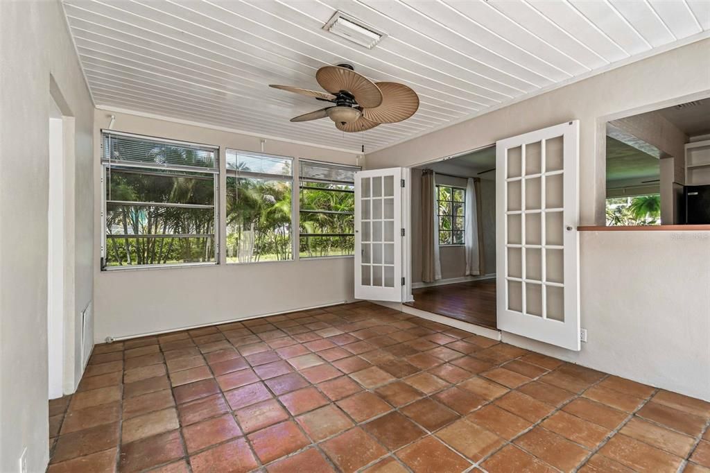 Active With Contract: $345,000 (2 beds, 1 baths, 1212 Square Feet)