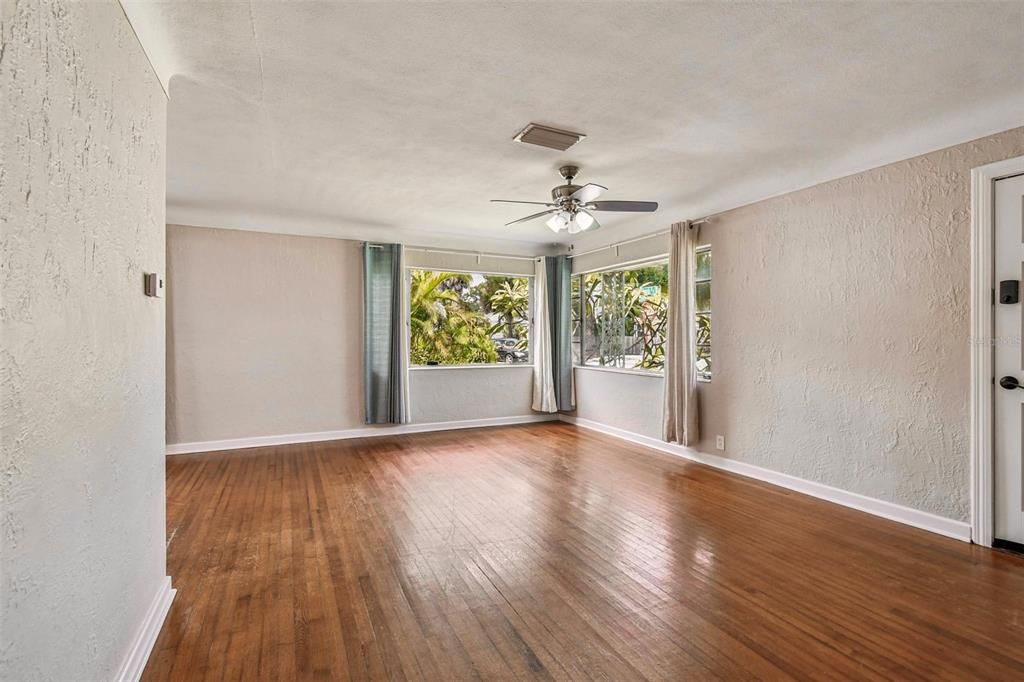 Active With Contract: $345,000 (2 beds, 1 baths, 1212 Square Feet)