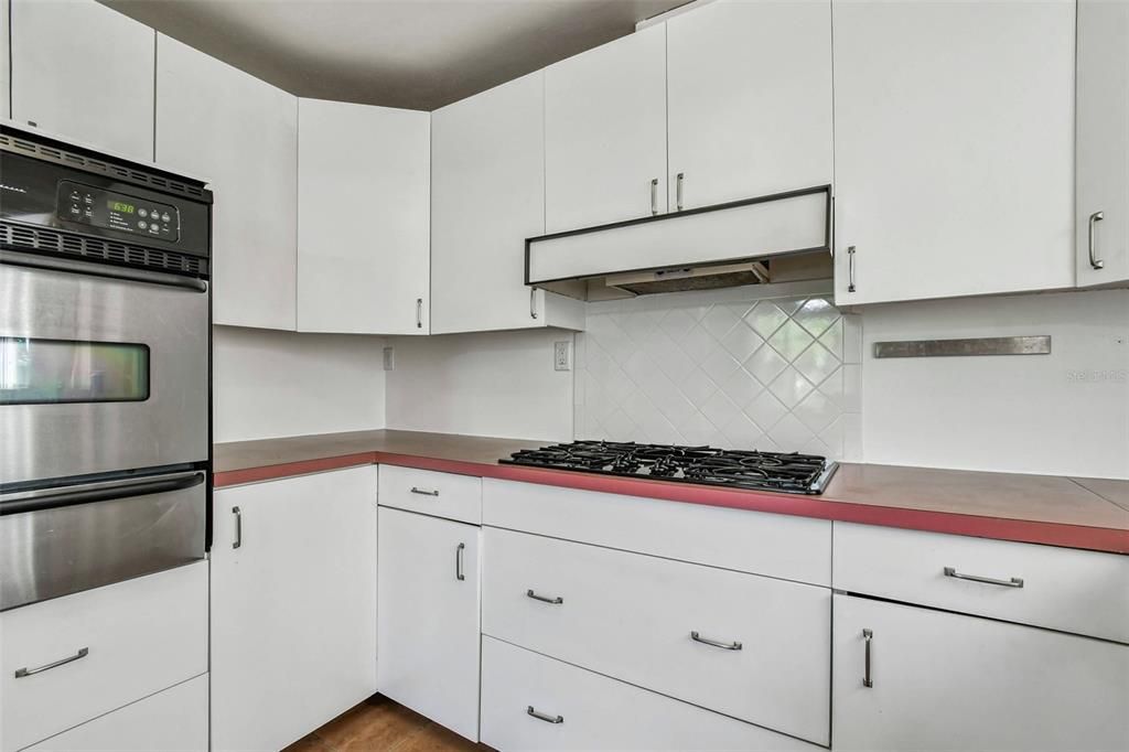 Active With Contract: $345,000 (2 beds, 1 baths, 1212 Square Feet)