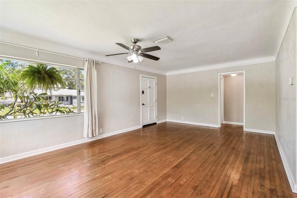 Active With Contract: $345,000 (2 beds, 1 baths, 1212 Square Feet)