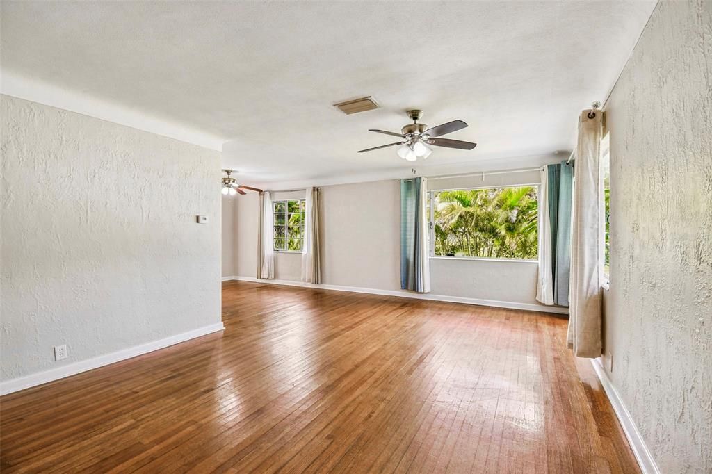 Active With Contract: $345,000 (2 beds, 1 baths, 1212 Square Feet)