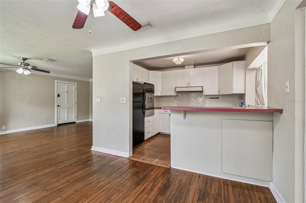 Active With Contract: $345,000 (2 beds, 1 baths, 1212 Square Feet)