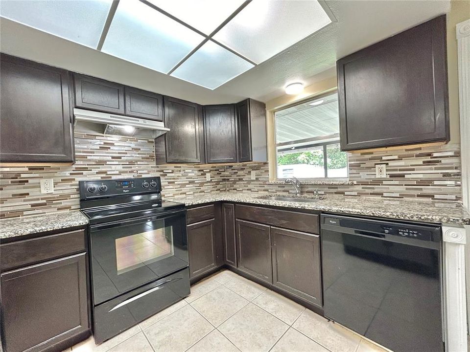 For Rent: $2,300 (4 beds, 2 baths, 1516 Square Feet)