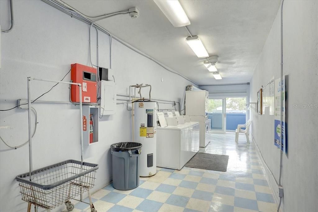 For Rent: $1,800 (2 beds, 1 baths, 915 Square Feet)