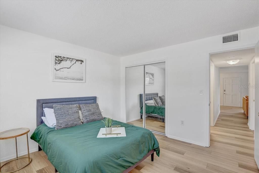 For Rent: $1,800 (2 beds, 1 baths, 915 Square Feet)