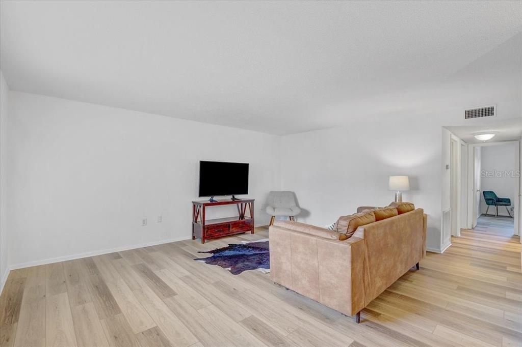 For Rent: $1,800 (2 beds, 1 baths, 915 Square Feet)