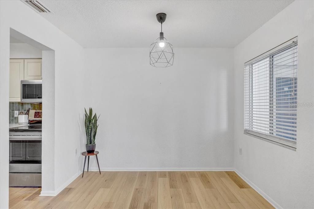 For Rent: $1,800 (2 beds, 1 baths, 915 Square Feet)