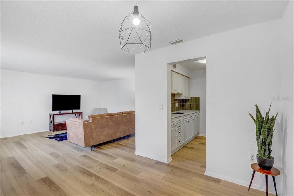 For Rent: $1,800 (2 beds, 1 baths, 915 Square Feet)