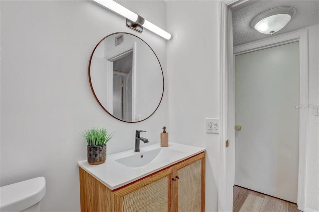 For Rent: $1,800 (2 beds, 1 baths, 915 Square Feet)