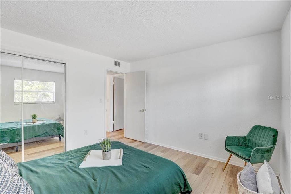 For Rent: $1,800 (2 beds, 1 baths, 915 Square Feet)