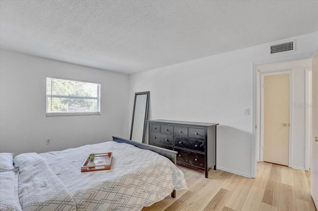 For Rent: $1,800 (2 beds, 1 baths, 915 Square Feet)