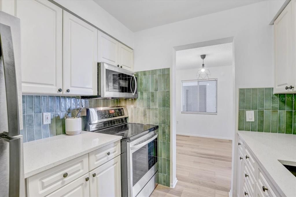 For Rent: $1,800 (2 beds, 1 baths, 915 Square Feet)