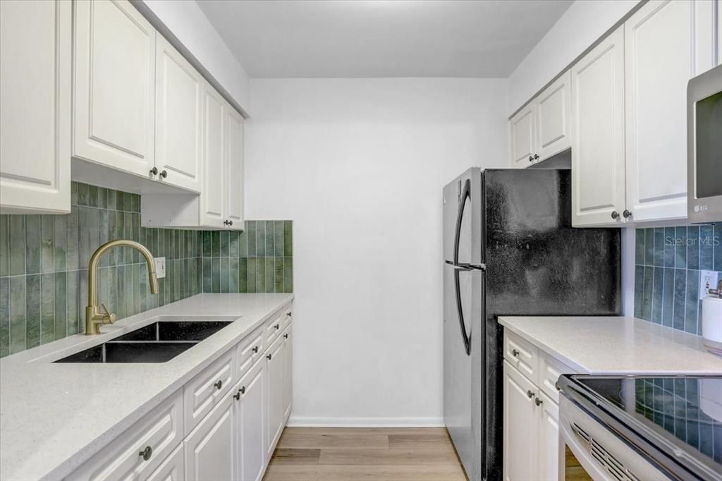 For Rent: $1,800 (2 beds, 1 baths, 915 Square Feet)