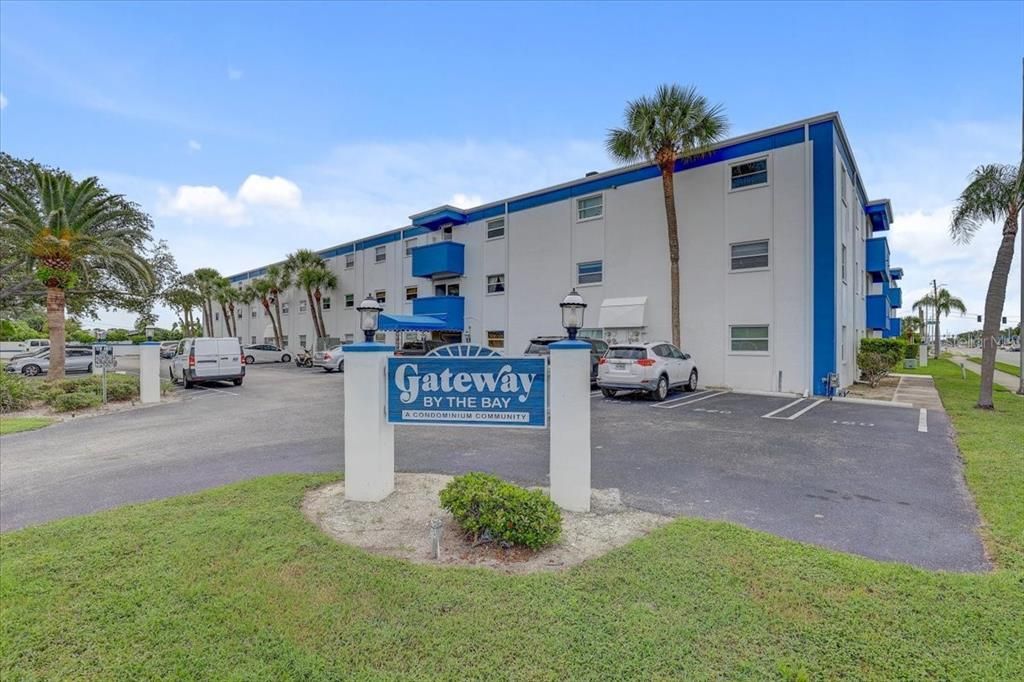 For Rent: $1,800 (2 beds, 1 baths, 915 Square Feet)