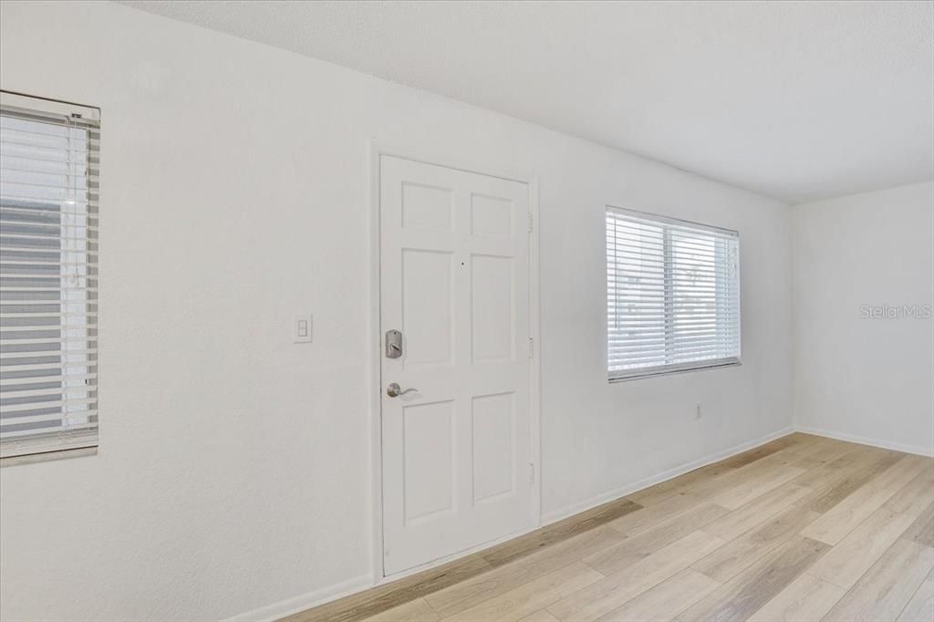 For Rent: $1,800 (2 beds, 1 baths, 915 Square Feet)