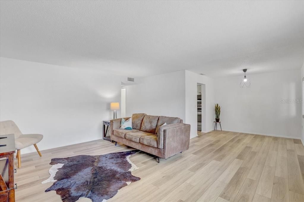 For Rent: $1,800 (2 beds, 1 baths, 915 Square Feet)