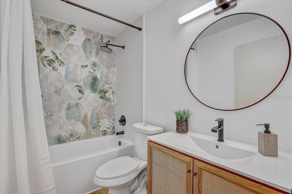 For Rent: $1,800 (2 beds, 1 baths, 915 Square Feet)