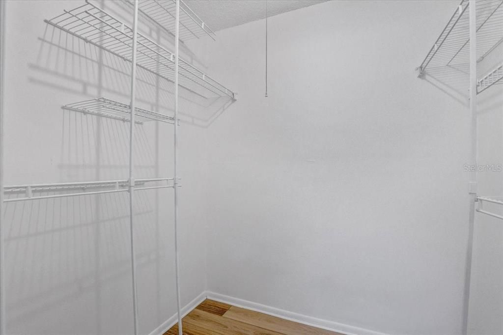 For Rent: $1,800 (2 beds, 1 baths, 915 Square Feet)