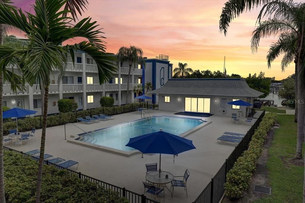 For Rent: $1,800 (2 beds, 1 baths, 915 Square Feet)