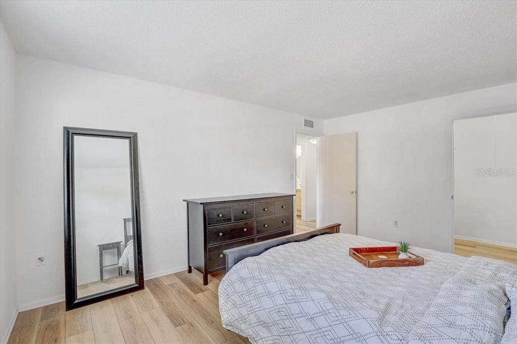 For Rent: $1,800 (2 beds, 1 baths, 915 Square Feet)