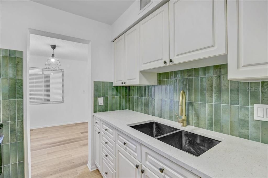 For Rent: $1,800 (2 beds, 1 baths, 915 Square Feet)