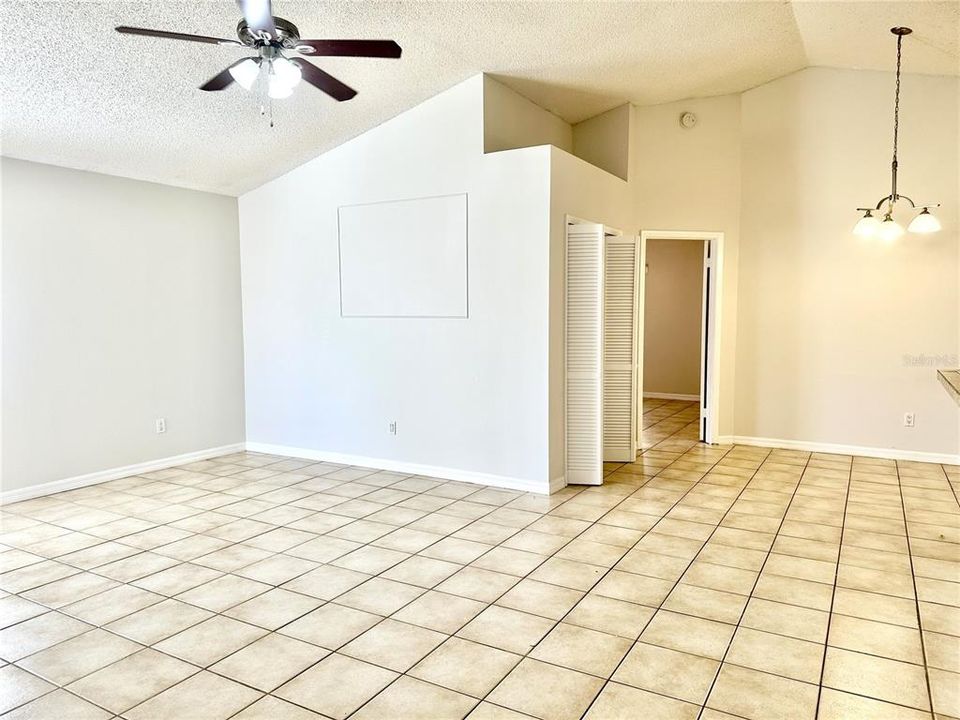 合同活跃: $340,000 (3 贝兹, 2 浴室, 1366 平方英尺)