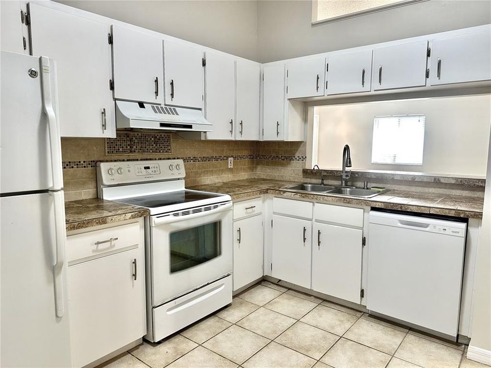 合同活跃: $340,000 (3 贝兹, 2 浴室, 1366 平方英尺)