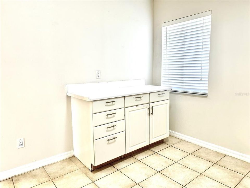 合同活跃: $340,000 (3 贝兹, 2 浴室, 1366 平方英尺)