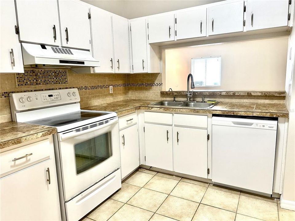 合同活跃: $340,000 (3 贝兹, 2 浴室, 1366 平方英尺)