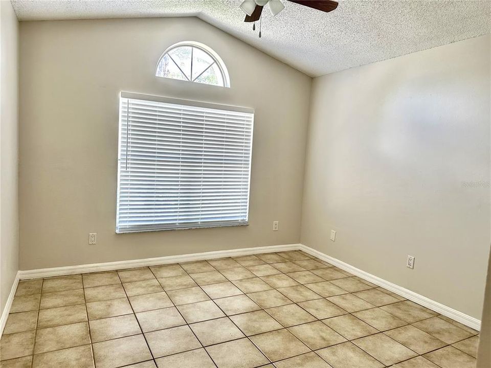 合同活跃: $340,000 (3 贝兹, 2 浴室, 1366 平方英尺)