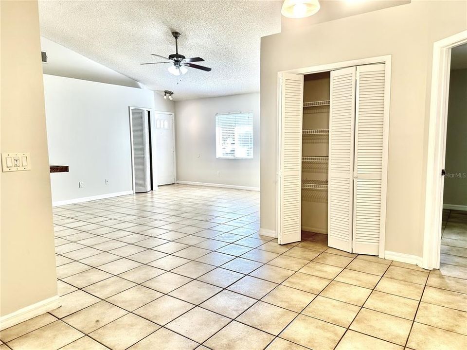 合同活跃: $340,000 (3 贝兹, 2 浴室, 1366 平方英尺)