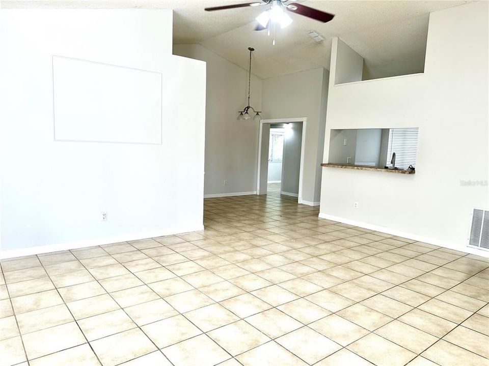 合同活跃: $340,000 (3 贝兹, 2 浴室, 1366 平方英尺)