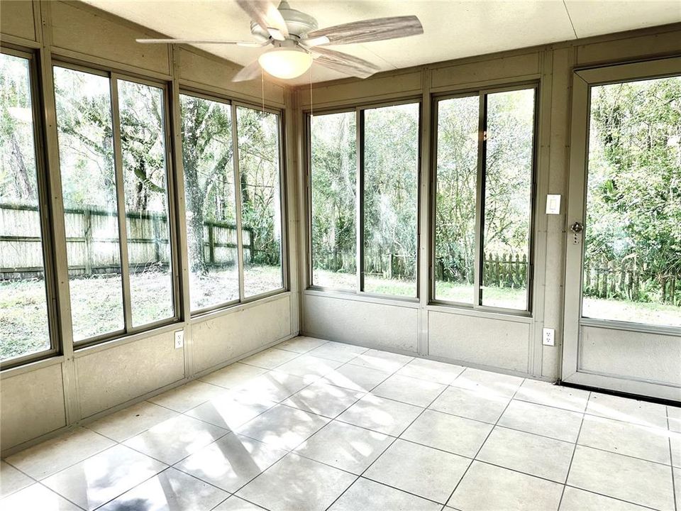 合同活跃: $340,000 (3 贝兹, 2 浴室, 1366 平方英尺)