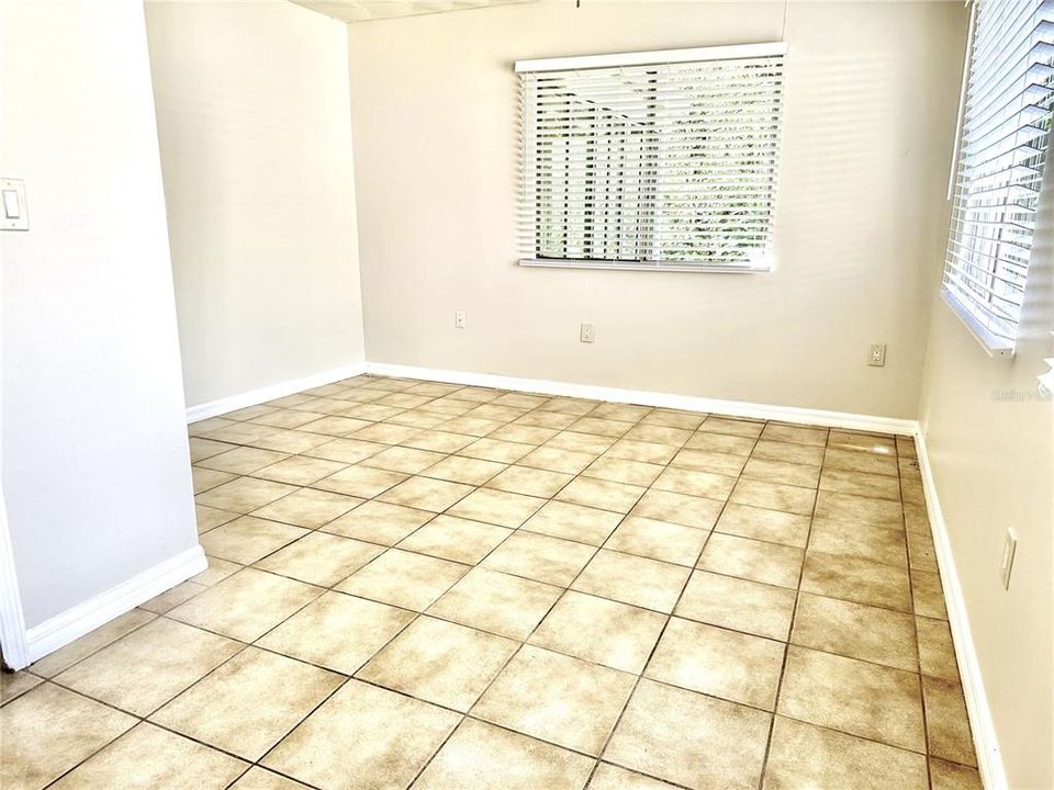 合同活跃: $340,000 (3 贝兹, 2 浴室, 1366 平方英尺)