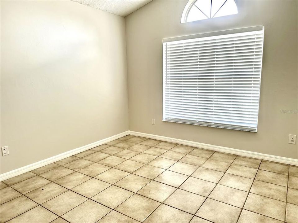 合同活跃: $340,000 (3 贝兹, 2 浴室, 1366 平方英尺)