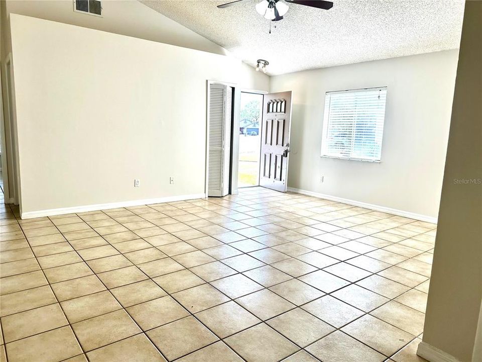 合同活跃: $340,000 (3 贝兹, 2 浴室, 1366 平方英尺)