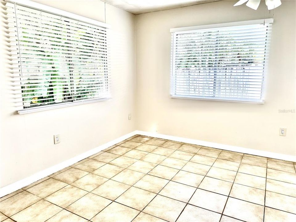 合同活跃: $340,000 (3 贝兹, 2 浴室, 1366 平方英尺)